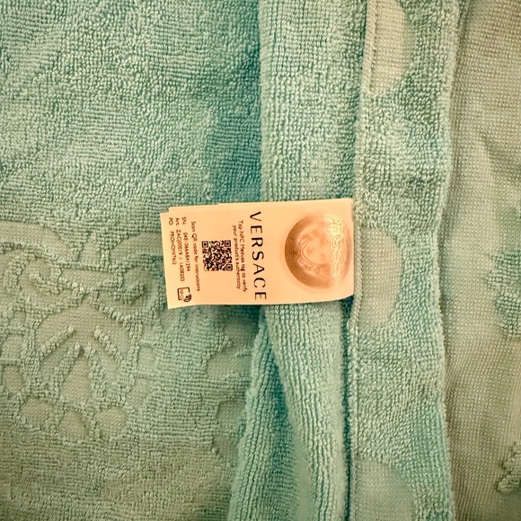 Versace Allover polka dot bathrobe and slipper set - Picture 5 of 15